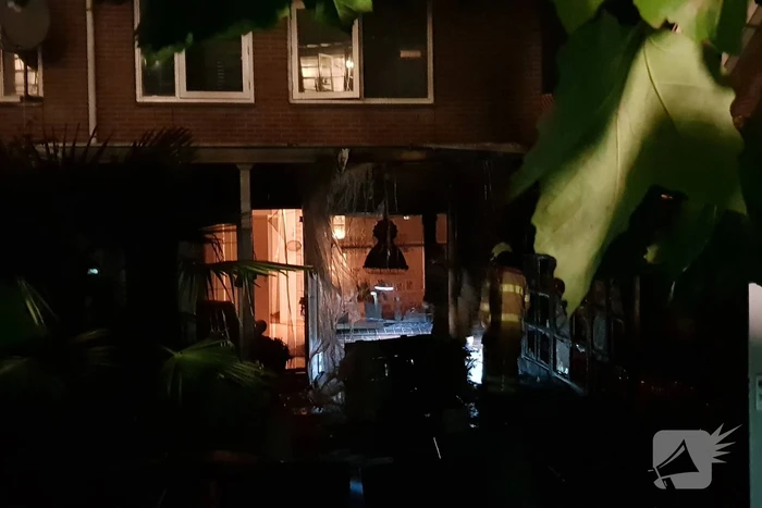 Aanbouw in brand woning vol rook