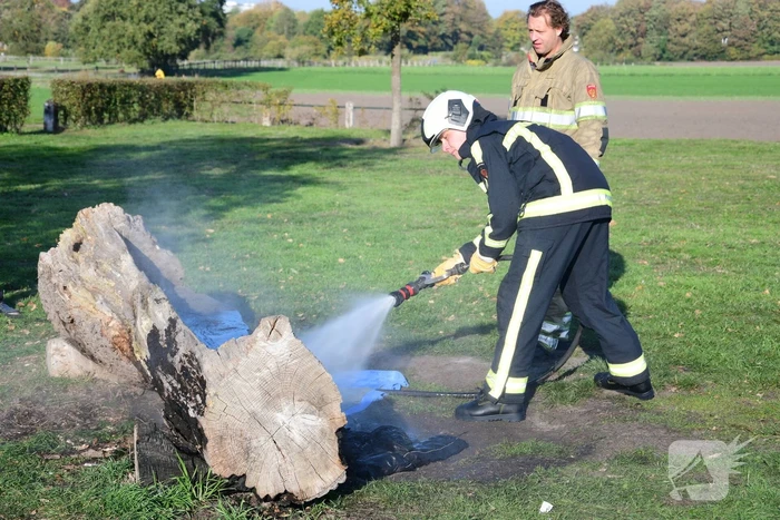 Jassen met warme boodschap in brand gestoken