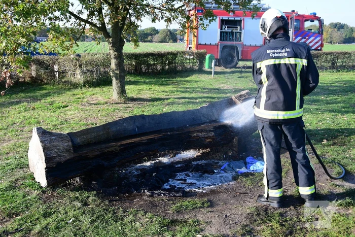 Jassen met warme boodschap in brand gestoken