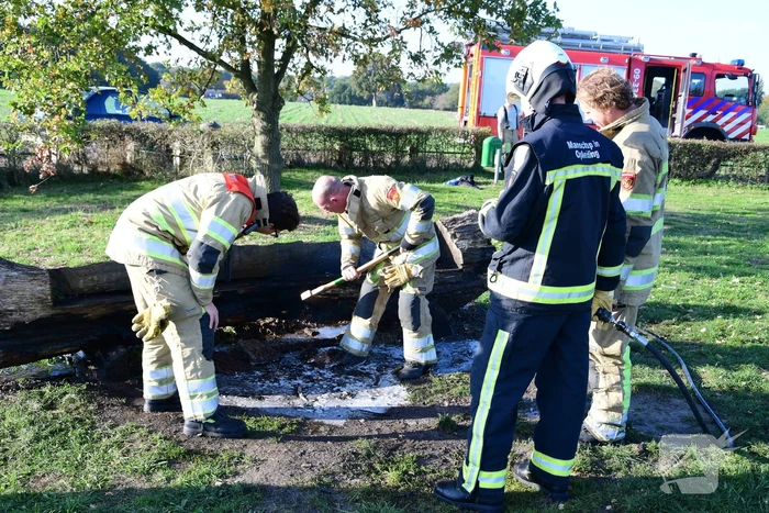 Jassen met warme boodschap in brand gestoken