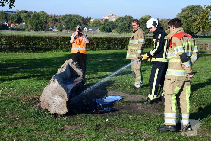 Jassen met warme boodschap in brand gestoken