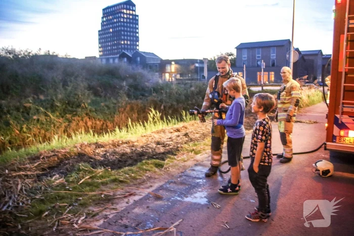 Lean (10) en Alec (8) blussen brand