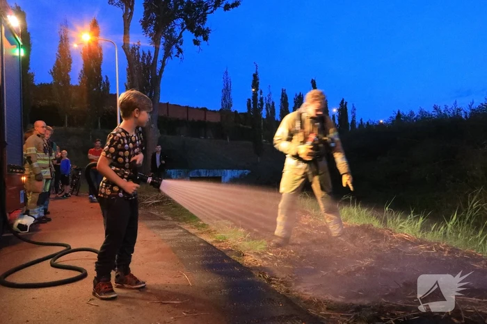 Lean (10) en Alec (8) blussen brand