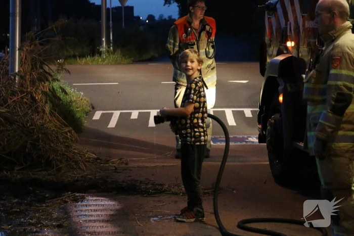 Lean (10) en Alec (8) blussen brand