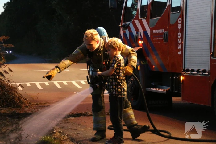 Lean (10) en Alec (8) blussen brand