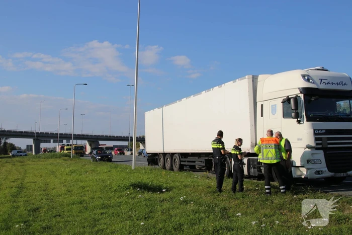 Rijbaan afgesloten na aanrijding met een vrachtwagen