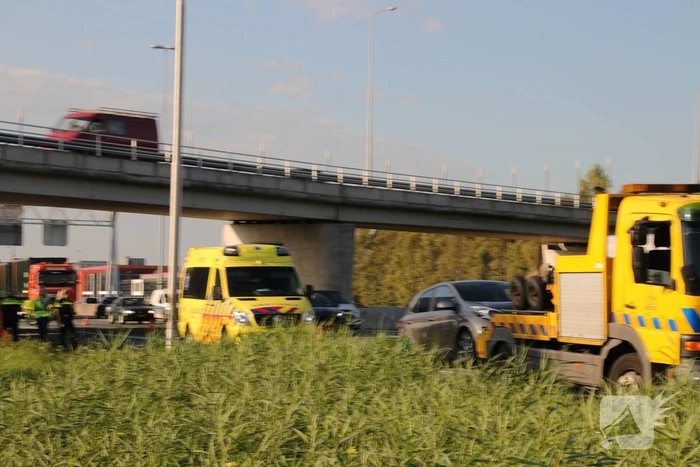 Rijbaan afgesloten na aanrijding met een vrachtwagen