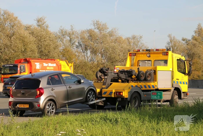 Rijbaan afgesloten na aanrijding met een vrachtwagen