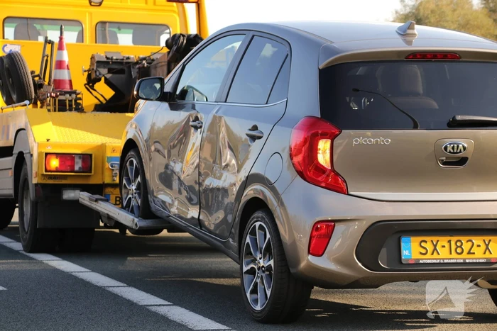 Rijbaan afgesloten na aanrijding met een vrachtwagen