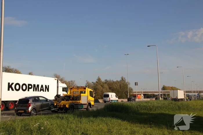 Rijbaan afgesloten na aanrijding met een vrachtwagen