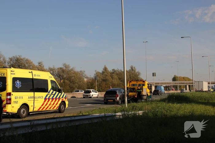 Rijbaan afgesloten na aanrijding met een vrachtwagen