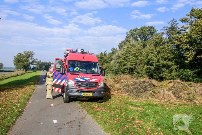 Zwaan met gebroken vleugel uit sloot gered