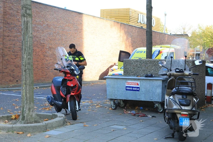 Twee scooterrijders botsten, een gewone