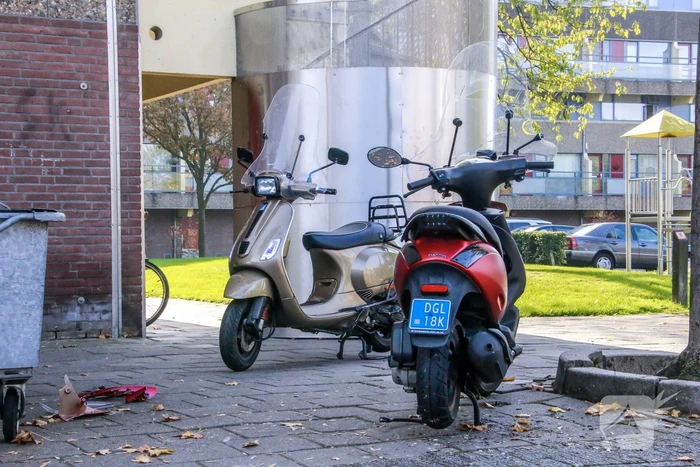 Twee scooterrijders botsten, een gewone