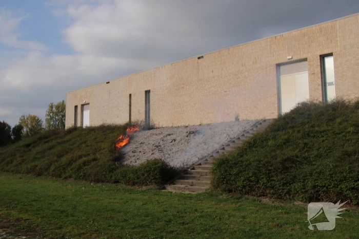 Groenstrook tegen sporthal in brand gestoken