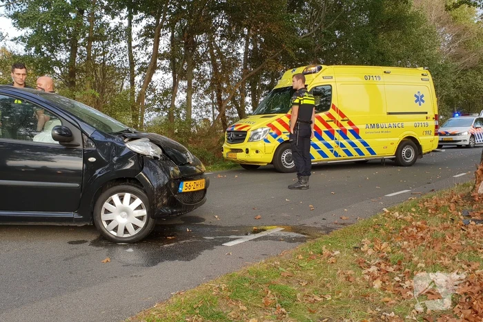 Auto rijdt tegen boom Ã©Ã©n gewonde