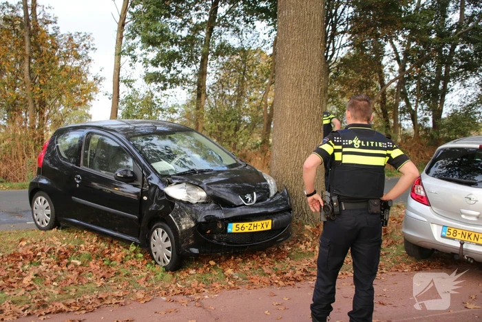 Auto rijdt tegen boom Ã©Ã©n gewonde