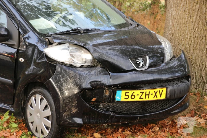 Auto rijdt tegen boom Ã©Ã©n gewonde