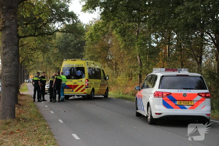 Auto rijdt tegen boom Ã©Ã©n gewonde