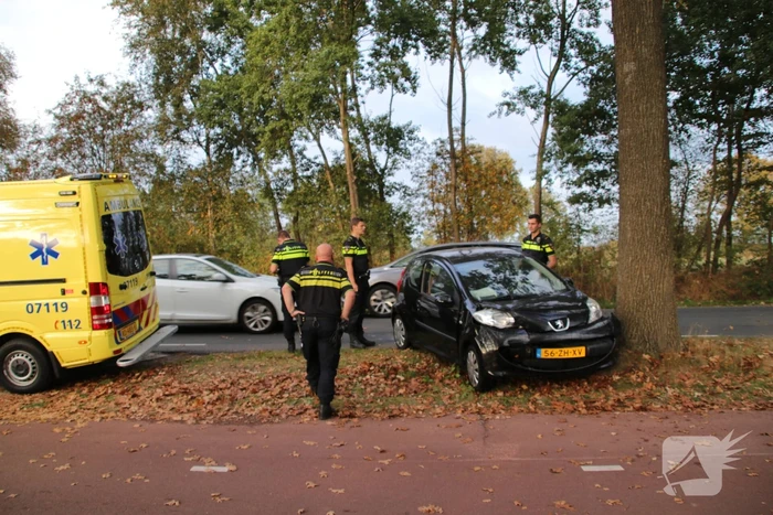 Auto rijdt tegen boom Ã©Ã©n gewonde