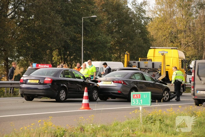 Snelweg afgesloten na aanrijding met vier auto's