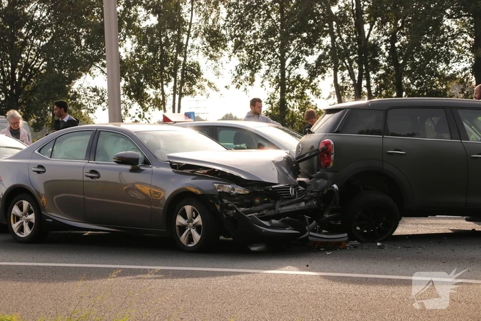 Snelweg afgesloten na aanrijding met vier auto's