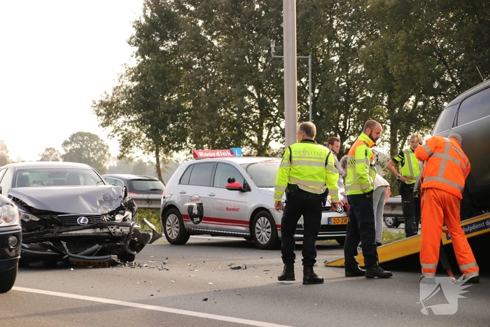 Snelweg afgesloten na aanrijding met vier auto's