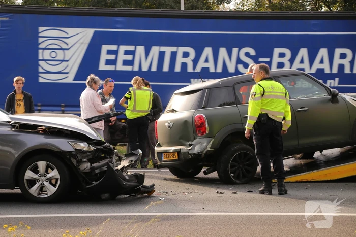 Snelweg afgesloten na aanrijding met vier auto's