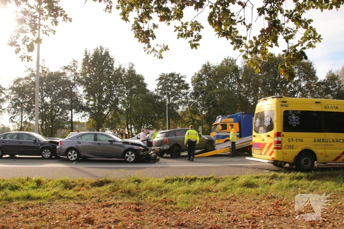 Snelweg afgesloten na aanrijding met vier auto's