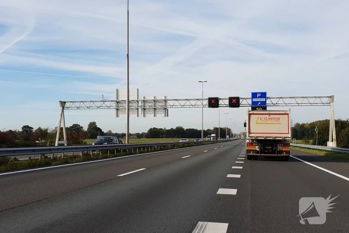 Snelweg afgesloten na aanrijding met vier auto's