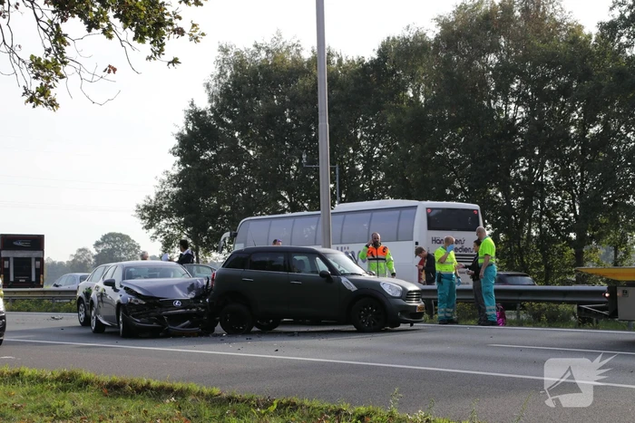 Snelweg afgesloten na aanrijding met vier auto's