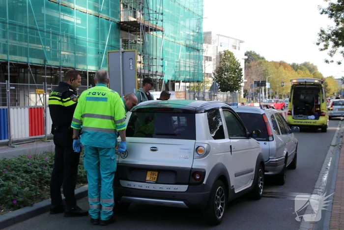 Brommobiel botst op personenauto