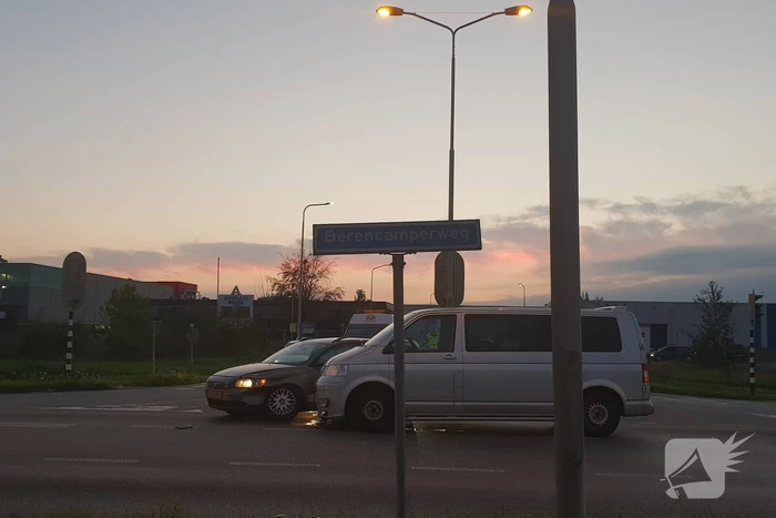 Auto rijdt door rood met aanrijding tot gevolg