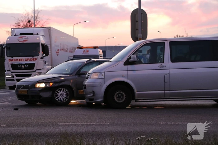 Auto rijdt door rood met aanrijding tot gevolg