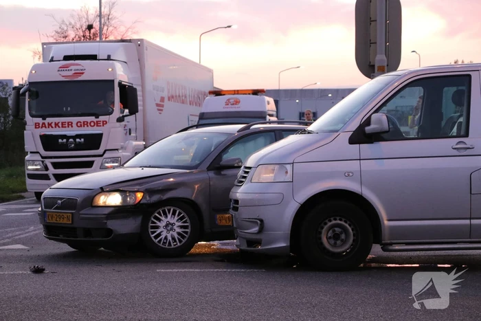 Auto rijdt door rood met aanrijding tot gevolg