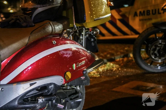 Brommerrijder gewond na uitglijder op nat wegdek