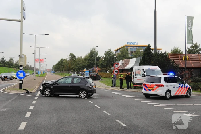 Auto belandt op de kop bij aanrijding