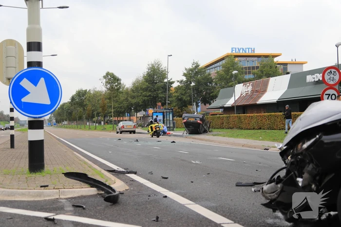 Auto belandt op de kop bij aanrijding