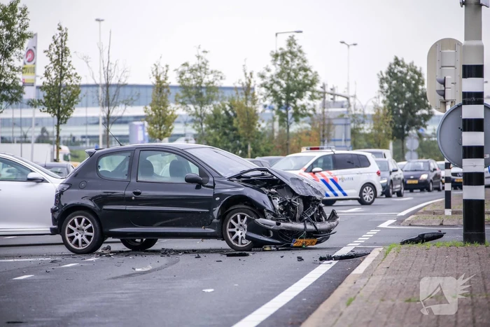 Auto belandt op de kop bij aanrijding