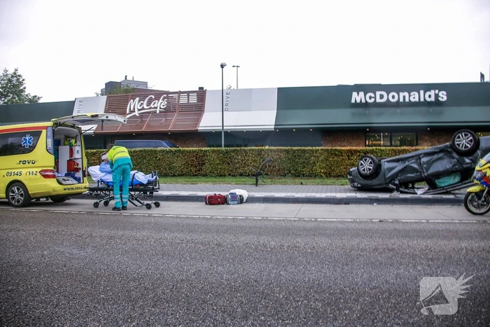 Auto belandt op de kop bij aanrijding