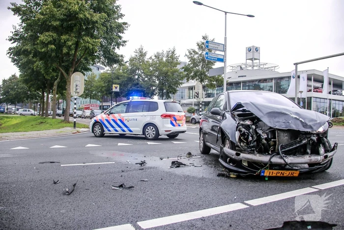 Auto belandt op de kop bij aanrijding