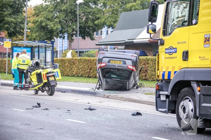 Auto belandt op de kop bij aanrijding