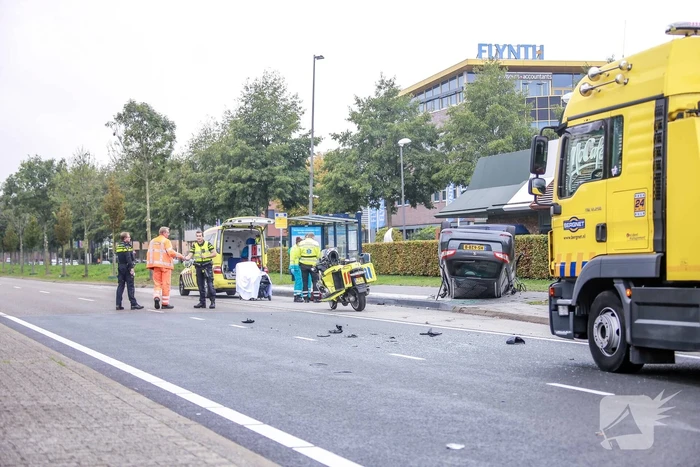 Auto belandt op de kop bij aanrijding