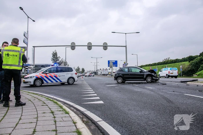 Auto belandt op de kop bij aanrijding