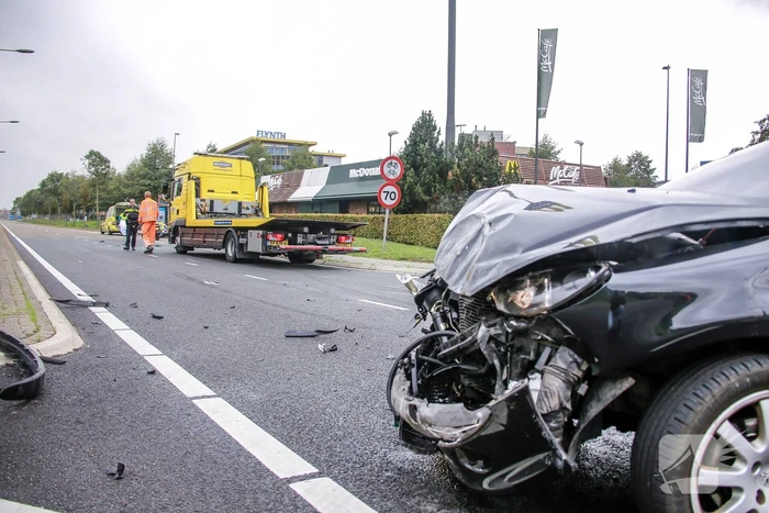Auto belandt op de kop bij aanrijding
