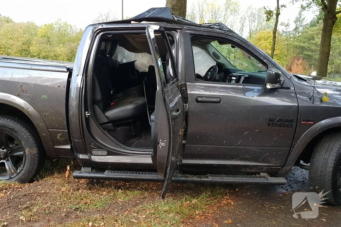 Bestuurder belandt tegen boom