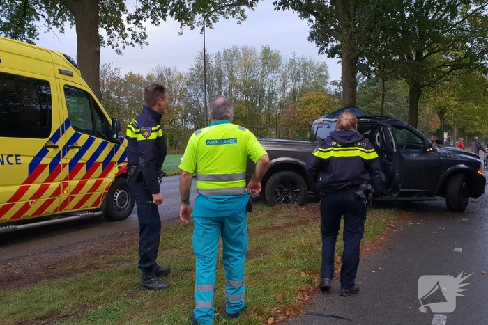 Bestuurder belandt tegen boom
