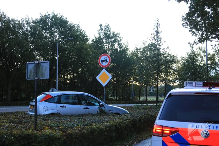 Auto vliegt uit de bocht belandt in bosschage
