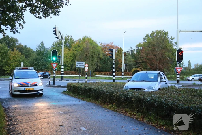 Auto vliegt uit de bocht belandt in bosschage