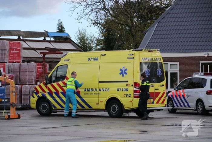Persoon zwaargewond bij werkzaamheden op een dak